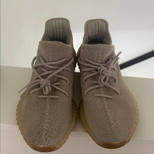 adidas Yeezy Boost 350 V2
Sesame